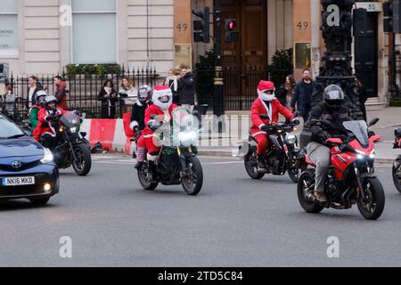 Londra, Regno Unito. 16 dicembre 2023. Santas in bicicletta nel centro di Londra. Crediti: Matthew Chattle/Alamy Live News Foto Stock