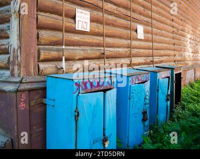 Murmansk, Russia - 09 agosto 2021: Scatole per bombole di gas vicino al muro di una vecchia casa Foto Stock