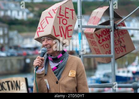 Il gruppo di protesta Housing First NOT Second Homes visita Porthleven che ha un numero record di Air Bnbs Second Homes con poco sul mercato degli affitti Foto Stock