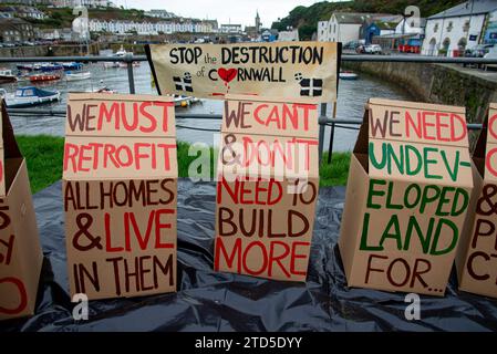 Il gruppo di protesta Housing First NOT Second Homes visita Porthleven che ha un numero record di Air Bnbs Second Homes con poco sul mercato degli affitti Foto Stock