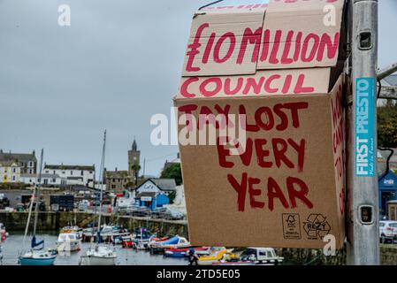 Il gruppo di protesta Housing First NOT Second Homes visita Porthleven che ha un numero record di Air Bnbs Second Homes con poco sul mercato degli affitti Foto Stock