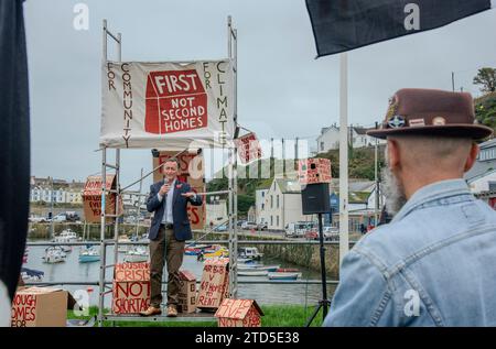 Il gruppo di protesta Housing First NOT Second Homes visita Porthleven che ha un numero record di Air Bnbs Second Homes con poco sul mercato degli affitti Foto Stock