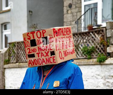 Il gruppo di protesta Housing First NOT Second Homes visita Porthleven che ha un numero record di Air Bnbs Second Homes con poco sul mercato degli affitti Foto Stock