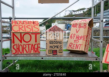 Il gruppo di protesta Housing First NOT Second Homes visita Porthleven che ha un numero record di Air Bnbs Second Homes con poco sul mercato degli affitti Foto Stock