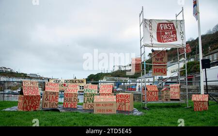 Il gruppo di protesta Housing First NOT Second Homes visita Porthleven che ha un numero record di Air Bnbs Second Homes con poco sul mercato degli affitti Foto Stock