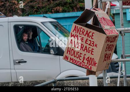 Il gruppo di protesta Housing First NOT Second Homes visita Porthleven che ha un numero record di Air Bnbs Second Homes con poco sul mercato degli affitti Foto Stock