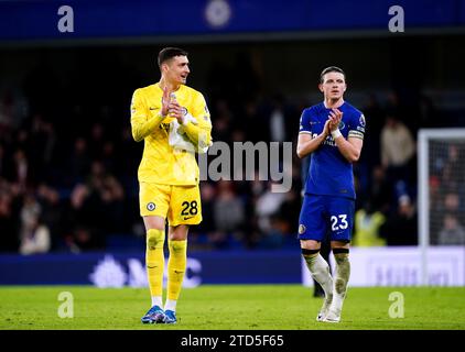 Il portiere del Chelsea Djordje Petrovic (a sinistra) e Conor Gallagher applaudono i tifosi alla fine della partita di Premier League allo Stamford Bridge di Londra. Data immagine: Sabato 16 dicembre 2023. Foto Stock