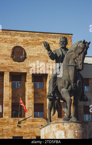 Una statua di Nikola Karev a cavallo fuori dall'Assemblea della Repubblica di Macedonia a Skopje. Preso in una giornata di sole con cielo blu e senza nuvole. Foto Stock