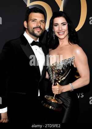 Los Angeles, USA. 15 dicembre 2023. Hollywood, Florida, USA. 15 dicembre 2023. Hollywood, Florida, USA. 15 dicembre 2023. Elan Ruspoli e Jacqueline MacInnes Wood hanno partecipato alla 50a sala stampa Daytime Emmy Awards tenutasi al Westin Bonaventure Hotel & Suites il 15 dicembre 2023 a Hollywood, CA ©Steven Bergman/AFF-USA.COM Credit: AFF/Alamy Live News Credit: AFF/Alamy Live News Foto Stock