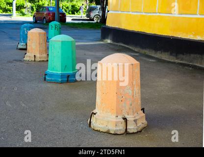 Murmansk, Russia - 09 agosto 2021: Barriere di parcheggio in cemento in diversi colori Foto Stock