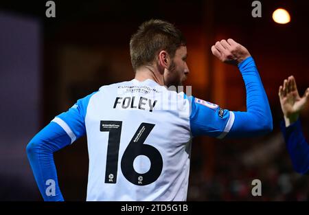 Durante la partita di Sky Bet League 2 tra Swindon Town e Barrow al County Ground, Swindon sabato 16 dicembre 2023. (Foto: Howard Roe | mi News) Sam Foley di Barrow celebra il suo obiettivo Foto Stock