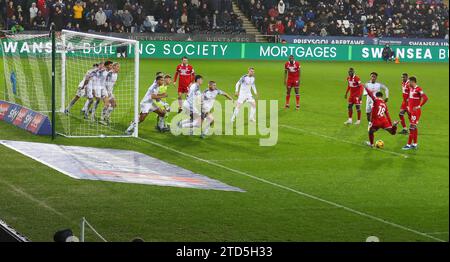 Swansea, Galles, Regno Unito. 16 dicembre 2023. Samuel Silvera del Middlesbrough (18) segna il secondo gol della sua squadra. Partita di campionato EFL Skybet, Swansea City contro Middlesbrough allo Stadio Swansea.com di Swansea, Galles, sabato 16 dicembre 2023. Questa immagine può essere utilizzata solo per scopi editoriali. Solo per uso editoriale, foto di Andrew Orchard/Andrew Orchard fotografia sportiva/Alamy Live news credito: Andrew Orchard fotografia sportiva/Alamy Live News Foto Stock