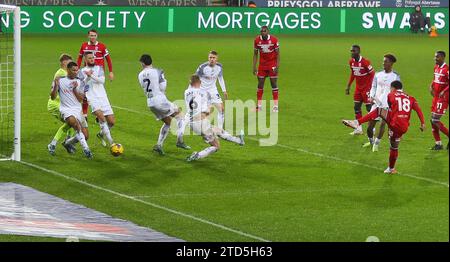 Swansea, Galles, Regno Unito. 16 dicembre 2023. Samuel Silvera del Middlesbrough (18) segna il secondo gol della sua squadra. Partita di campionato EFL Skybet, Swansea City contro Middlesbrough allo Stadio Swansea.com di Swansea, Galles, sabato 16 dicembre 2023. Questa immagine può essere utilizzata solo per scopi editoriali. Solo per uso editoriale, foto di Andrew Orchard/Andrew Orchard fotografia sportiva/Alamy Live news credito: Andrew Orchard fotografia sportiva/Alamy Live News Foto Stock