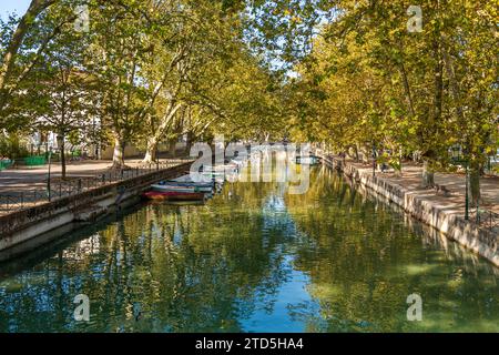 Quai Jules Philippe, un canale all'ombra di platani, e barche sul lago di Annecy, in alta Savoia, Francia Foto Stock
