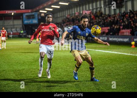 Salford, Regno Unito. 16 dicembre 2023.Huseyin Biler di Wimbledon cerca di bloccare Kelly N'mai di Salford City dal pallone durante la partita di Sky Bet League 2 tra Salford City e AFC Wimbledon a Moor Lane, Salford sabato 16 dicembre 2023. (Foto: Ian Charles | mi News) crediti: MI News & Sport /Alamy Live News Foto Stock