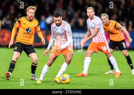 Cambridge sabato 16 dicembre 2023.CJ Hamilton (22 Blackpool) controlla la palla durante la partita Sky Bet League 1 tra Cambridge United e Blackpool presso il R Costing Abbey Stadium di Cambridge sabato 16 dicembre 2023. (Foto: Kevin Hodgson | mi News) crediti: MI News & Sport /Alamy Live News Foto Stock