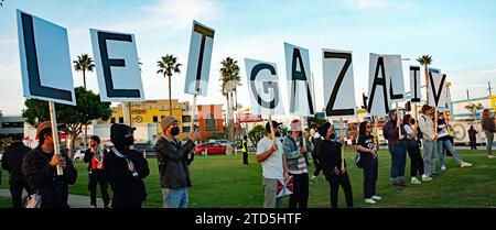 15 dicembre 2023, un gruppo di manifestanti che si autodefinivano Shut IT Down organizzò una manifestazione nei pressi dell'aeroporto internazionale di Los Angeles (LAX) per chiedere la fine dell'occupazione israeliana della Palestina e del genocidio di Gaza. I manifestanti, che si identificarono come palestinesi, ebrei e angelone di coscienza, marciarono per ore intorno all'aeroporto, bloccando il traffico e affrontando la polizia. Hanno portato cartelli che recitano “fermare il genocidio di Gaza”, “Palestina libera” e “Biden Out”. Hanno anche cantato slogan come "Nessuna giustizia, nessuna pace", "Palestine Lives Matter" e "End Apartheid". Foto Stock