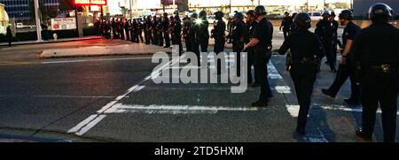 15 dicembre 2023, un gruppo di manifestanti che si autodefinivano Shut IT Down organizzò una manifestazione nei pressi dell'aeroporto internazionale di Los Angeles (LAX) per chiedere la fine dell'occupazione israeliana della Palestina e del genocidio di Gaza. I manifestanti, che si identificarono come palestinesi, ebrei e angelone di coscienza, marciarono per ore intorno all'aeroporto, bloccando il traffico e affrontando la polizia. Hanno portato cartelli che recitano “fermare il genocidio di Gaza”, “Palestina libera” e “Biden Out”. Hanno anche cantato slogan come "Nessuna giustizia, nessuna pace", "Palestine Lives Matter" e "End Apartheid". Foto Stock