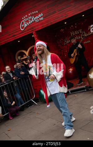 Londra, Regno Unito. 16 dicembre 2023. Sam Ryder ha fatto una performance pop-up della sua traccia originale di Amazon Music "You're Christmas to me" sul Southbank questo sabato. La pista è attualmente in corsa per essere un concorrente deciso per Natale n.1. Cristina Massei/Alamy Live News Foto Stock