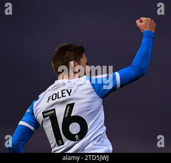 Durante la partita di Sky Bet League 2 tra Swindon Town e Barrow al County Ground, Swindon sabato 16 dicembre 2023. (Foto: Howard Roe | mi News) Sam Foley di Barrow celebra il suo obiettivo Foto Stock