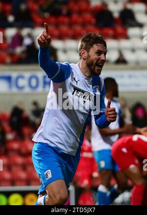 Durante la partita di Sky Bet League 2 tra Swindon Town e Barrow al County Ground, Swindon sabato 16 dicembre 2023. (Foto: Howard Roe | mi News) Sam Foley di Barrow celebra il suo obiettivo Foto Stock