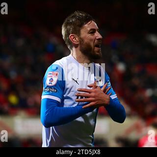 Durante la partita di Sky Bet League 2 tra Swindon Town e Barrow al County Ground, Swindon sabato 16 dicembre 2023. (Foto: Howard Roe | mi News) Sam Foley di Barrow celebra il suo obiettivo Foto Stock