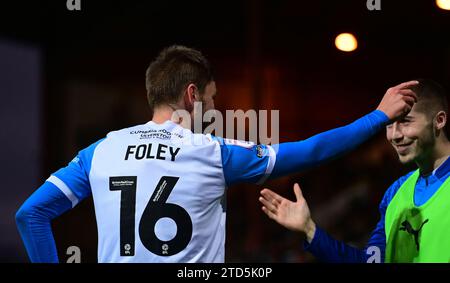 Durante la partita di Sky Bet League 2 tra Swindon Town e Barrow al County Ground, Swindon sabato 16 dicembre 2023. (Foto: Howard Roe | mi News) Sam Foley di Barrow celebra il suo obiettivo Foto Stock