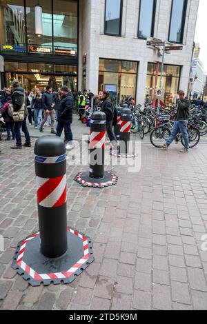 Einkaufen in der Vorweihnachtszeit - Impressionen aus der Innenstadt von Münster Verstärkte Sicherheitsvorkehrungen in der Innenstadt von Münster. Schutzmaßnahmen Lambertikirchplatz. AM Lambertikirchplatz sind mit Wasser gefüllte mobile Fahrzeuigsperren aufgestellt. Nordrhein-Westfalen, DEU, Deutschland, 16.12.2023 *** Shopping in vista del Natale impressioni dal centro della città di Münster maggiori misure di sicurezza nel centro della città di Münster misure di protezione Lambertikirchplatz barriere mobili per veicoli riempite d'acqua sono state istituite a Lambertikirchplatz Renania settentrionale-Vestfali Foto Stock