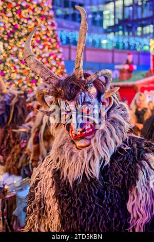 Bestien Und Hexen Am Flughafen A München. Der Perchtenlauf Von Den ...