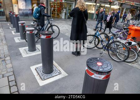 Einkaufen in der Vorweihnachtszeit - Impressionen aus der Innenstadt von Münster Verstärkte Sicherheitsvorkehrungen in der Innenstadt von Münster. Schutzmaßnahmen auf der Salzstraße, die fest installierten Straßensperren sind ausgefahren. Nordrhein-Westfalen, DEU, Deutschland, 16.12.2023 *** Shopping in vista del Natale impressioni dal centro della città di Münster aumento delle misure di sicurezza nel centro della città di Münster misure di protezione su Salzstraße, i blocchi stradali installati in modo permanente sono estesi nella Renania settentrionale-Vestfalia, DEU, Germania, 16 12 2023 Foto Stock