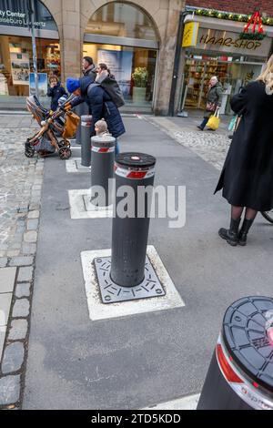 Einkaufen in der Vorweihnachtszeit - Impressionen aus der Innenstadt von Münster Verstärkte Sicherheitsvorkehrungen in der Innenstadt von Münster. Schutzmaßnahmen auf der Salzstraße, die fest installierten Straßensperren sind ausgefahren. Nordrhein-Westfalen, DEU, Deutschland, 16.12.2023 *** Shopping in vista del Natale impressioni dal centro della città di Münster aumento delle misure di sicurezza nel centro della città di Münster misure di protezione su Salzstraße, i blocchi stradali installati in modo permanente sono estesi nella Renania settentrionale-Vestfalia, DEU, Germania, 16 12 2023 Foto Stock