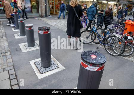 Einkaufen in der Vorweihnachtszeit - Impressionen aus der Innenstadt von Münster Verstärkte Sicherheitsvorkehrungen in der Innenstadt von Münster. Schutzmaßnahmen auf der Salzstraße, die fest installierten Straßensperren sind ausgefahren. Nordrhein-Westfalen, DEU, Deutschland, 16.12.2023 *** Shopping in vista del Natale impressioni dal centro della città di Münster aumento delle misure di sicurezza nel centro della città di Münster misure di protezione su Salzstraße, i blocchi stradali installati in modo permanente sono estesi nella Renania settentrionale-Vestfalia, DEU, Germania, 16 12 2023 Foto Stock