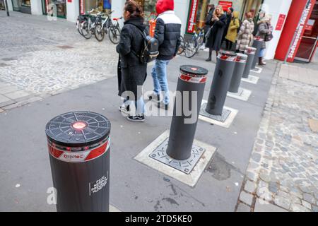 Einkaufen in der Vorweihnachtszeit - Impressionen aus der Innenstadt von Münster Verstärkte Sicherheitsvorkehrungen in der Innenstadt von Münster. Schutzmaßnahmen auf der Salzstraße, die fest installierten Straßensperren sind ausgefahren. Nordrhein-Westfalen, DEU, Deutschland, 16.12.2023 *** Shopping in vista del Natale impressioni dal centro della città di Münster aumento delle misure di sicurezza nel centro della città di Münster misure di protezione su Salzstraße, i blocchi stradali installati in modo permanente sono estesi nella Renania settentrionale-Vestfalia, DEU, Germania, 16 12 2023 Foto Stock