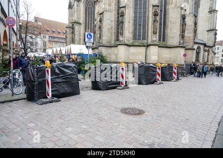 Einkaufen in der Vorweihnachtszeit - Impressionen aus der Innenstadt von Münster Verstärkte Sicherheitsvorkehrungen in der Innenstadt von Münster. Schutzmaßnahmen Lambertikirchplatz. AM Lambertikirchplatz sind mit Wasser gefüllte mobile Fahrzeuigsperren aufgestellt. Nordrhein-Westfalen, DEU, Deutschland, 16.12.2023 *** Shopping in vista del Natale impressioni dal centro della città di Münster maggiori misure di sicurezza nel centro della città di Münster misure di protezione Lambertikirchplatz barriere mobili per veicoli riempite d'acqua sono state istituite a Lambertikirchplatz Renania settentrionale-Vestfali Foto Stock