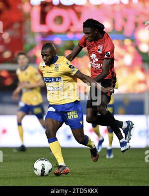 Aboubakary Koita di STVV e Pierre Dwomoh di Rwdm combattono per la palla durante una partita di calcio tra RWD Molenbeek e Sint-Truidense VV, sabato 16 dicembre 2023 a Bruxelles, il giorno 18 della stagione 2023-2024 della prima divisione del campionato belga "Jupiler Pro League". BELGA FOTO DI JOHN THYS Foto Stock