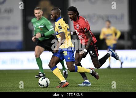 Aboubakary Koita di STVV e Pierre Dwomoh di Rwdm combattono per la palla durante una partita di calcio tra RWD Molenbeek e Sint-Truidense VV, sabato 16 dicembre 2023 a Bruxelles, il giorno 18 della stagione 2023-2024 della prima divisione del campionato belga "Jupiler Pro League". BELGA FOTO DI JOHN THYS Foto Stock