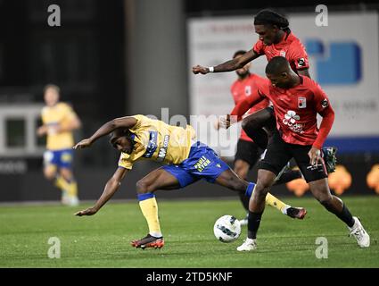 Aboubakary Koita di STVV e Pierre Dwomoh di Rwdm combattono per la palla durante una partita di calcio tra RWD Molenbeek e Sint-Truidense VV, sabato 16 dicembre 2023 a Bruxelles, il giorno 18 della stagione 2023-2024 della prima divisione del campionato belga "Jupiler Pro League". BELGA FOTO DI JOHN THYS Foto Stock