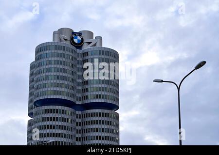 BMW-Logo AM BMW-Turm beim Werksrundgang von Bundeskanzler Olaf Scholz SPD im BMW Group Werk München. Themenbild, Symbolbild München, 05.12.2023 Bayern Deutschland *** logo BMW sulla torre BMW durante il tour dello stabilimento del Cancelliere federale Olaf Scholz SPD presso lo stabilimento BMW Group di Monaco immagine tema, immagine simbolica Monaco di Baviera, 05 12 2023 Baviera Germania Copyright: XDwixAnoraganingrumx Foto Stock