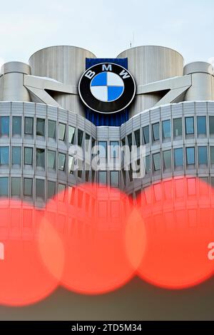 BMW-Logo AM BMW-Turm beim Werksrundgang von Bundeskanzler Olaf Scholz SPD im BMW Group Werk München. Themenbild, Symbolbild München, 05.12.2023 Bayern Deutschland *** logo BMW sulla torre BMW durante il tour dello stabilimento del Cancelliere federale Olaf Scholz SPD presso lo stabilimento BMW Group di Monaco immagine tema, immagine simbolica Monaco di Baviera, 05 12 2023 Baviera Germania Copyright: XDwixAnoraganingrumx Foto Stock