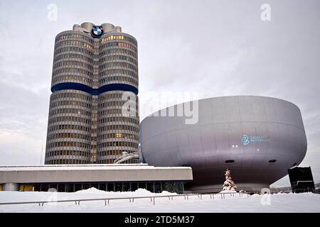 BMW-Logo AM BMW-Turm beim Werksrundgang von Bundeskanzler Olaf Scholz SPD im BMW Group Werk München. Themenbild, Symbolbild München, 05.12.2023 Bayern Deutschland *** logo BMW sulla torre BMW durante il tour dello stabilimento del Cancelliere federale Olaf Scholz SPD presso lo stabilimento BMW Group di Monaco immagine tema, immagine simbolica Monaco di Baviera, 05 12 2023 Baviera Germania Copyright: XDwixAnoraganingrumx Foto Stock