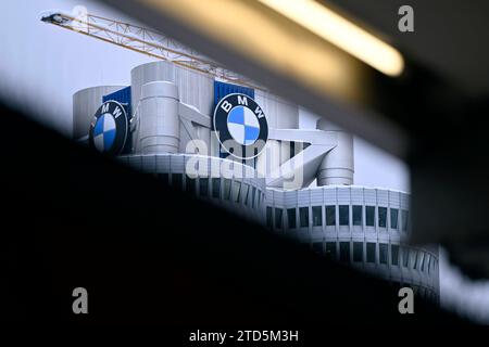 BMW-Logo AM BMW-Turm beim Werksrundgang von Bundeskanzler Olaf Scholz SPD im BMW Group Werk München. Themenbild, Symbolbild München, 05.12.2023 Bayern Deutschland *** logo BMW sulla torre BMW durante il tour dello stabilimento del Cancelliere federale Olaf Scholz SPD presso lo stabilimento BMW Group di Monaco immagine tema, immagine simbolica Monaco di Baviera, 05 12 2023 Baviera Germania Copyright: XDwixAnoraganingrumx Foto Stock