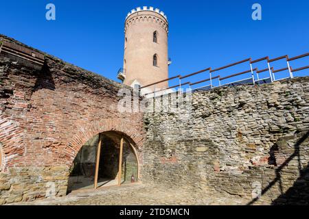 La Torre Chindia o Turnul Chindiei, vecchi edifici e rovine a Targoviste Royal Court (Curtea Domneasca) nel Parco Chindia (Parcul Chindia) nel suo Foto Stock