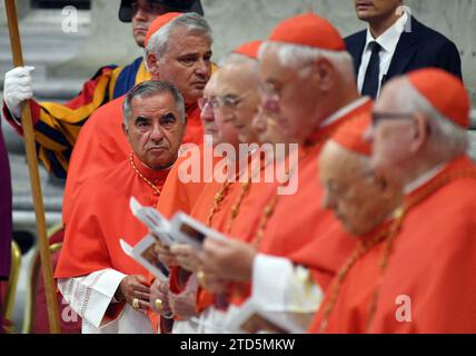 La foto del file datata 27 agosto 2022 mostra il Cardinale Giovanni Angelo Becciu (Italia) durante una cerimonia Concistoria guidata da papa Francesco per la creazione di 20 nuovi Cardinali presso la Chiesa di San Basilica di Pietro, Vaticano. Sabato un tribunale Vaticano ha condannato un cardinale italiano un tempo potente a cinque anni e sei mesi di carcere per crimini finanziari al termine di un processo storico. Angelo Becciu, 75 anni, un ex consigliere di Papa Francesco che una volta era considerato lui stesso un concorrente papale, fu il più anziano sacerdote della Chiesa cattolica ad affrontare un tribunale penale Vaticano. Lui e altri nove imputati, incluso il finanziere Foto Stock