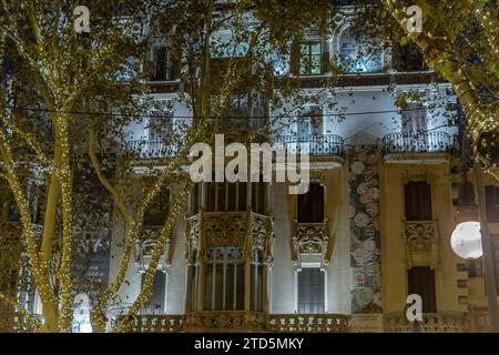 Palma de Mallorca, Spagna; 12 dicembre 2023: Facciata principale dell'edificio modernista Gran Hotel CaixaForum a Palma de Mallorca di notte, Spagna Foto Stock