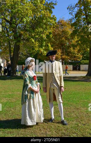 Coppia di classe media in piedi sul Palace Green nella città coloniale di Williamsburg, Virginia Foto Stock
