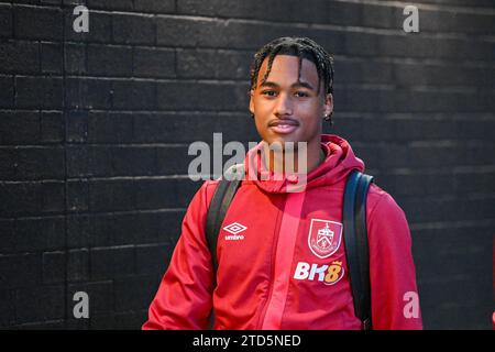 Burnley, Lancashire, Regno Unito. 16 dicembre 2023. 16 dicembre 2023; Turf Moor, Burnley, Lancashire, Inghilterra; Premier League Football, Burnley vs Everton; Luca Koleosho di Burnley arriva alla partita credito: Action Plus Sports Images/Alamy Live News Foto Stock