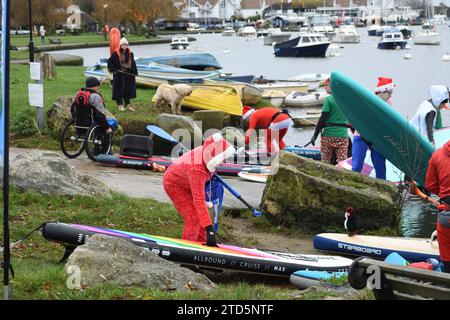 Evento natalizio di paddle boarding organizzato dal BH Activity Junkies con uomo in sedia a rotelle Foto Stock