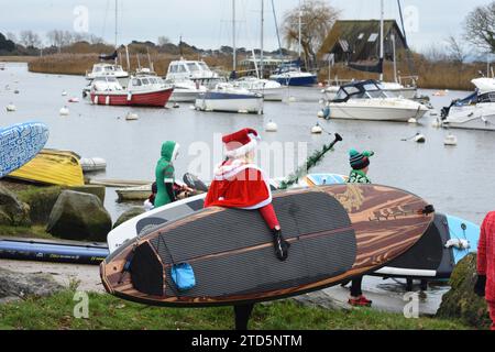 Evento natalizio di paddle boarding organizzato dai BH Activity Junkies Foto Stock