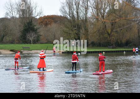 Evento natalizio di paddle boarding organizzato dai BH Activity Junkies. Santas si dirige verso il fiume. Foto Stock