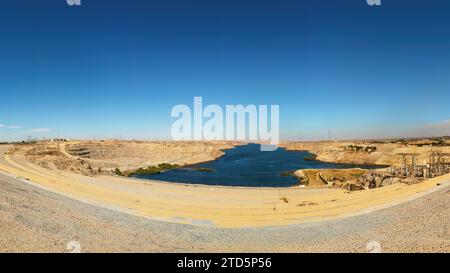 Una vista del lago Nasser dietro l'enorme diga di Assuan, Egitto Foto Stock